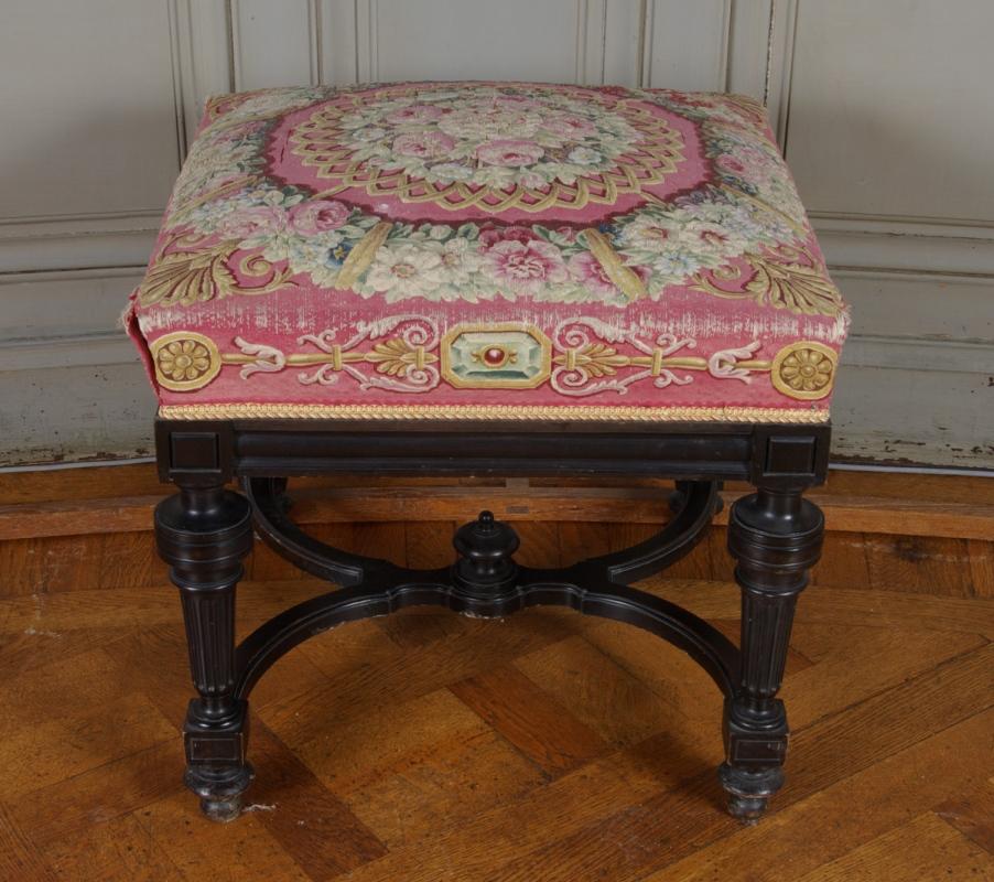 Banc en bois noir rectangulaire recouvert de tapisserie de Beauvais à fond rose