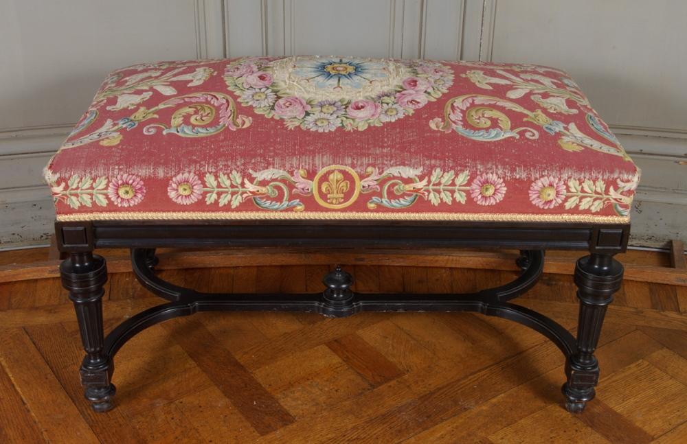 Tabouret en bois noir rectangulaire recouvert de tapisserie de Beauvais à fond rose