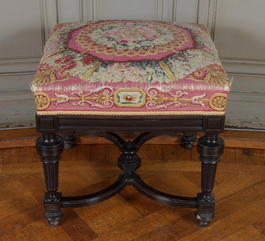 Tabouret en bois noir rectangulaire recouvert de tapisserie de Beauvais à fond rose