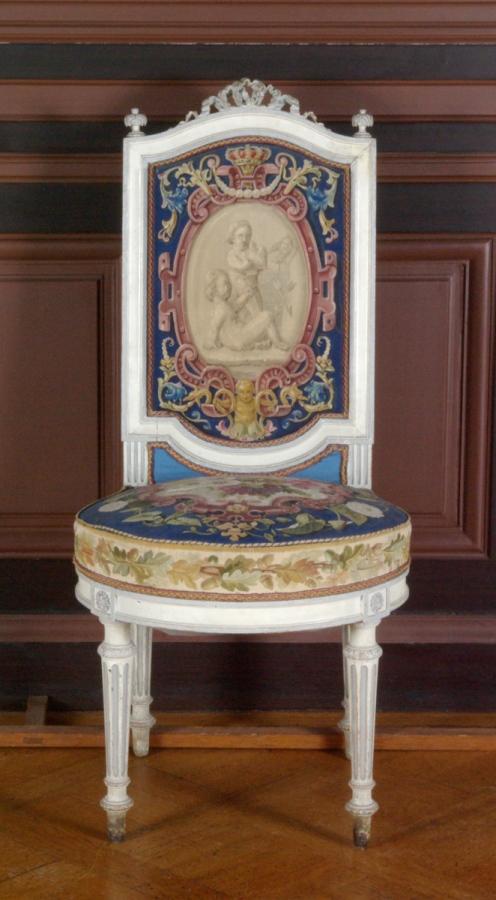 Chaise style Louis XVI peinte en blanc recouverte de tapisserie de Beauvais à fond bleu avec médaillons représentant des jeux d'enfants
