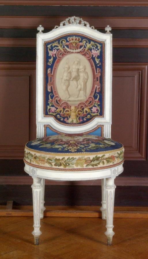 Chaise style Louis XVI peinte en blanc recouverte de tapisserie de Beauvais à fond bleu avec médaillons représentant des jeux d'enfants