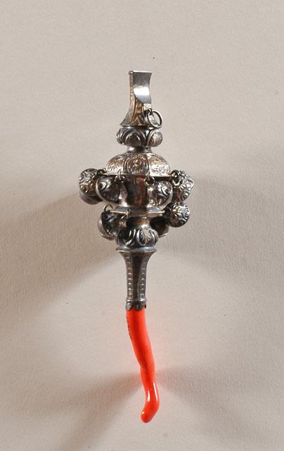 Hochet en corail et argent