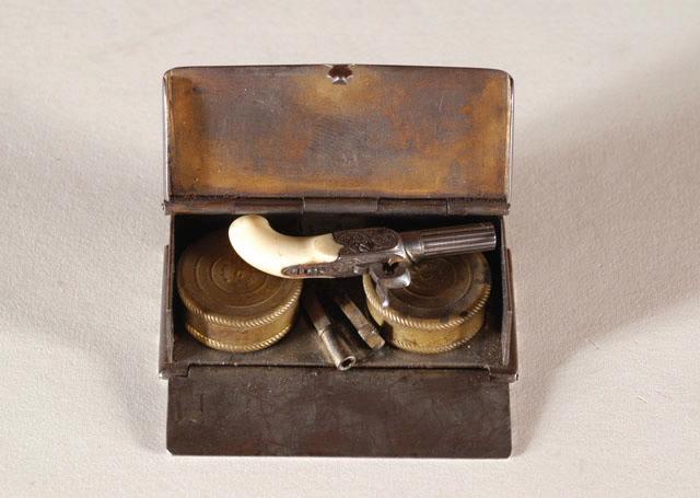 Pistolets miniatures à manche d'ivoire avec accessoires dans leur boîte en bois au chef FO couronné (François d'Orléans, duc de Guise, 1854-1872) portant l'inscription LEPAGE-MOUTIER A PARIS
