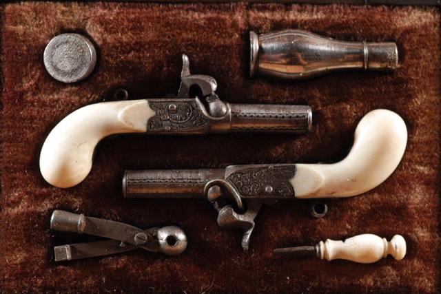 Pistolets miniatures à manche d'ivoire avec accessoires dans leur boîte en bois au chef FO couronné (François d'Orléans, duc de Guise, 1854-1872) portant l'inscription LEPAGE-MOUTIER A PARIS