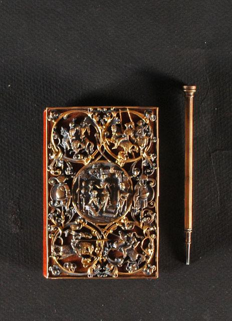 Carnet à reliure d'orfèvrerie avec son stylet et ses pages à tranches dorées, donné par le comte de Paris et le duc de Chartres à M. Bizouard le 1er mai 1851