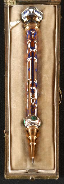 Porte-mine en émail, avec sceau en pierre couleur émeraude, dans son étui en maroquin vert, donné par le comte de Paris qui le tenait de son grand-père à M. Bizouard