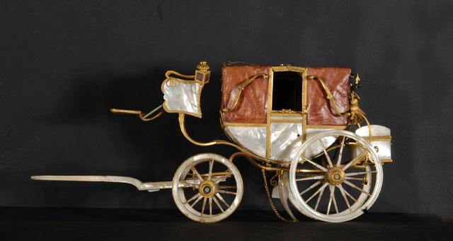 Jouet : carrosse en nacre, cuir et métal doré