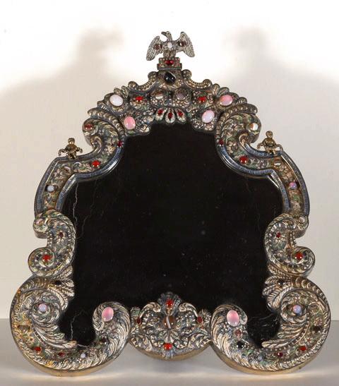 Miroir sur pied de forme chantournée, avec son chevalet, en métal repoussé avec pierres semi-précieuses, surmonté d'un aigle ; Toilette de la reine de Hongrie
