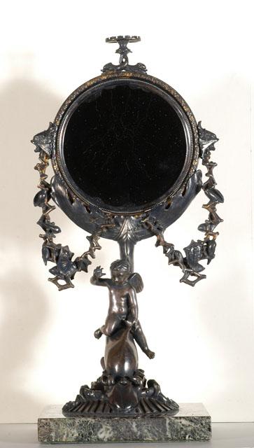Miroir rond sur un pied de métal argenté représentant un enfant chevauchant un dauphin