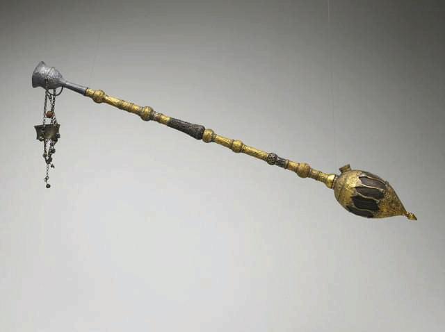 Pipe arabe en cuivre doré suspendu au fond de la vitrine