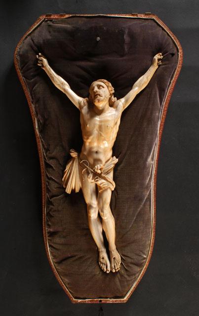 Christ en croix en ivoire