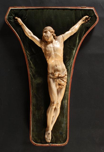Christ en croix en ivoire