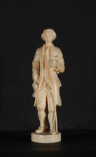Personnage masculin marchant appuyé sur un bâton, tenant un rouleau de papier à la main et portant un costume Louis XV