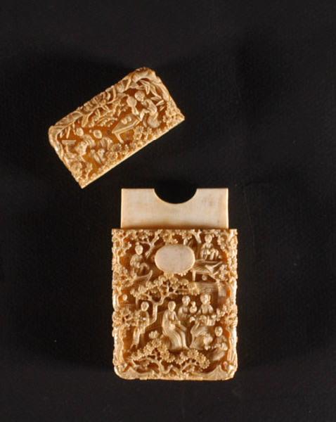 Boîte en ivoire sculpté représentant des scènes chinoises ou extrême-orientales