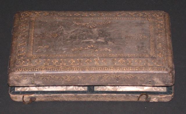 Boîte contenant deux ivoires et un papier sur lequel on lit : reçu le 6 septembre 1891 ces deux ivoires - celui duchesse de Longueville aux deux cassures à la couronne, une de chaque côté' signé : B. de Clinchamp