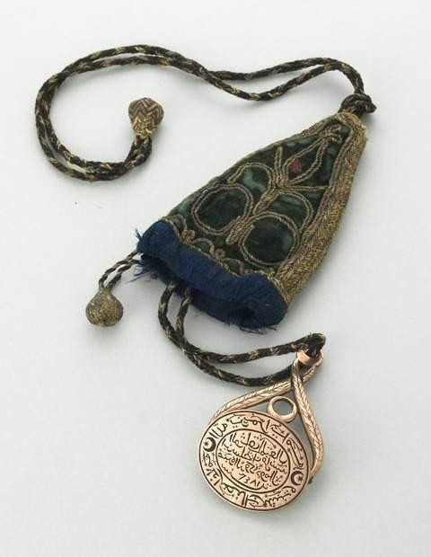 Cachet en caractères arabes, articulé, dans un étui en velours vert brodé de filets métalliques avec galon de soie bleue et passementerie (trace de sceau de cire rouge)