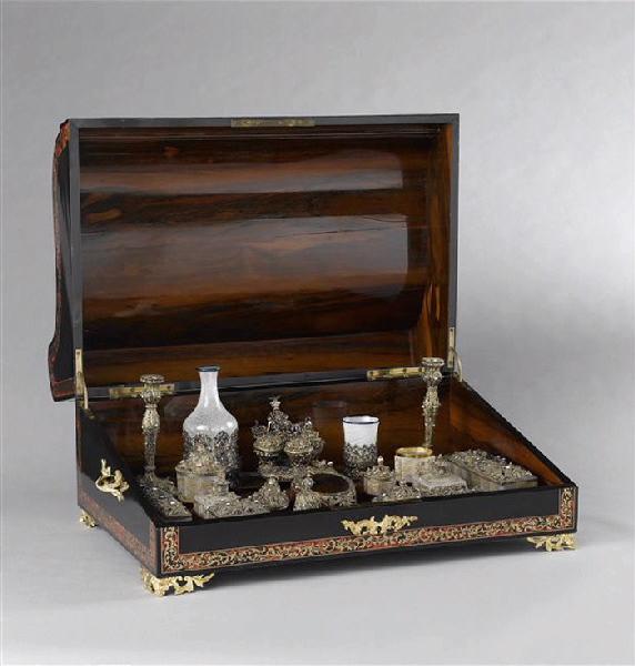 Toilette de Hongrie, coffre de bois noir en marqueterie Boulle noir, rouge et or et bronze d'ameublement, sans pieds ; intérieur en velours avec compartiments pour les objets de toilette