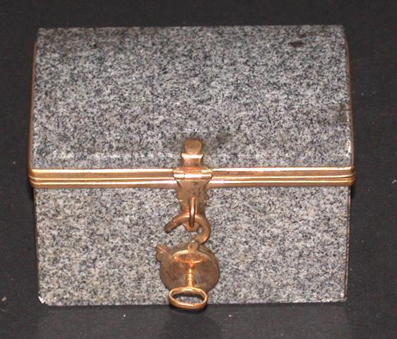 Petit coffret en marbre gris avec cadenas et clef