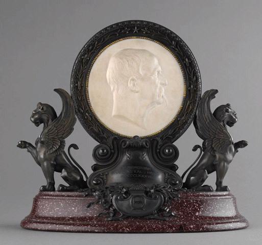 Presse-papier exécuté en 1888 par Froment-Meurice en mémoire de la donation de Chantilly, 1887.