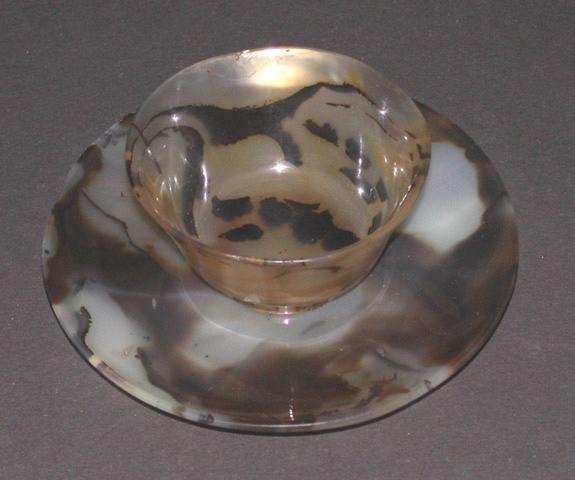 Tasse et soucoupe en écaille