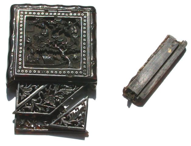 Boîte en écaille contenant un casse-tête chinois