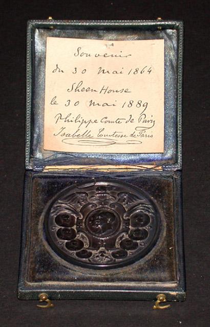 Médaille en argent, représentant Philippe et Isabelle comte et comtesse de Paris, de profil gauche, entourés de leurs enfants