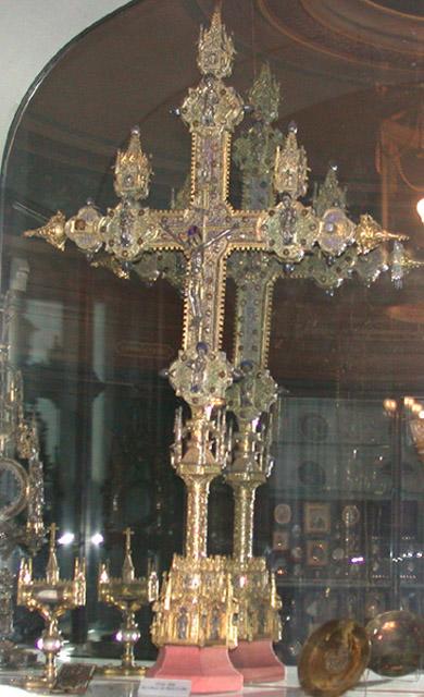 La grande croix allemande du XVè siècle, provenant du trésor de la cathédrale de Bâle
