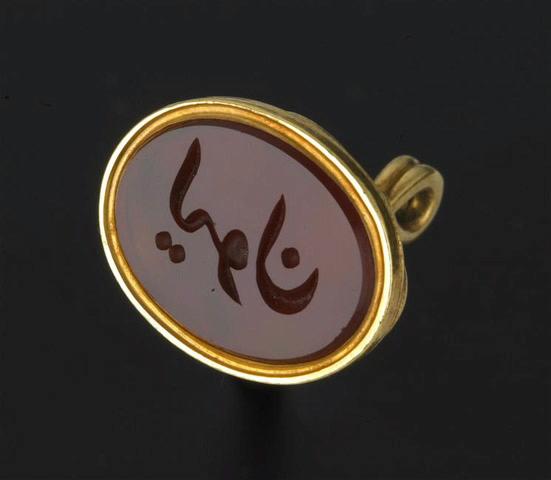 Cachet ovale en intaille sur cornaline avec inscription en arabe 'lioun'