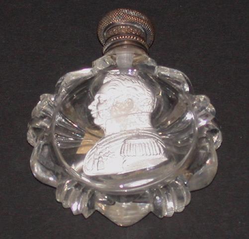 Flacon en verre, portrait du duc de Berry en pâte argentée.
