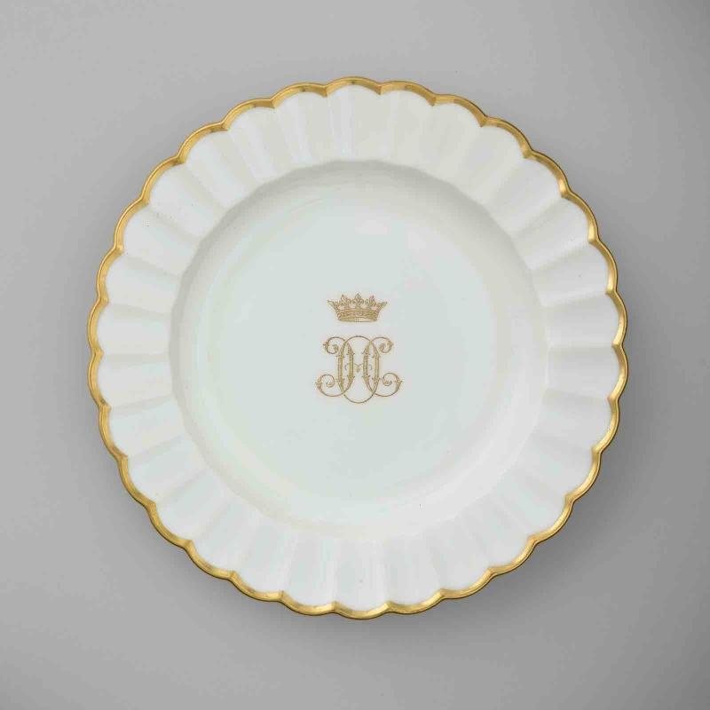 Patelle à glace à marli polylobé et doré en porcelaine de Sèvres au chiffre HO doré et couronné