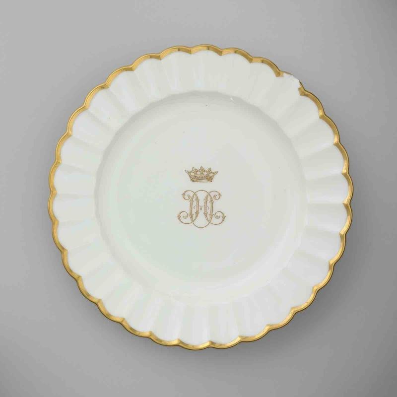 Patelle à glace à marli polylobé et doré en porcelaine de Sèvres au chiffre HO doré et couronné (une ébréchure)