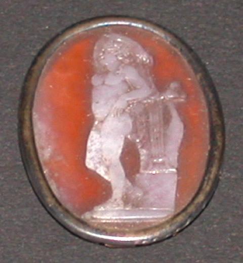 Petite broche, dessin au trait sur ivoire, l'Espérance cultivant des pensées