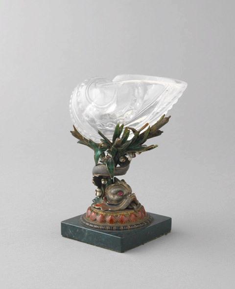 Coupe en forme de coquillage reposant sur pied composé d'un monstre marin, de coquillages et d'algues