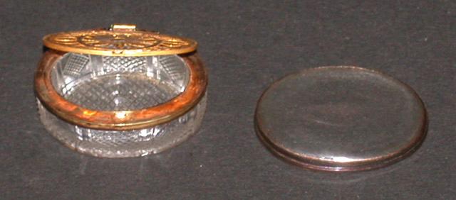 Cassolette en cristal de roche taillé, couvercle en or gravé