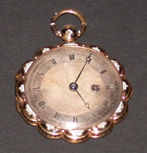 Montre en or, cadran gravé et guilloché, boîte formant coquille