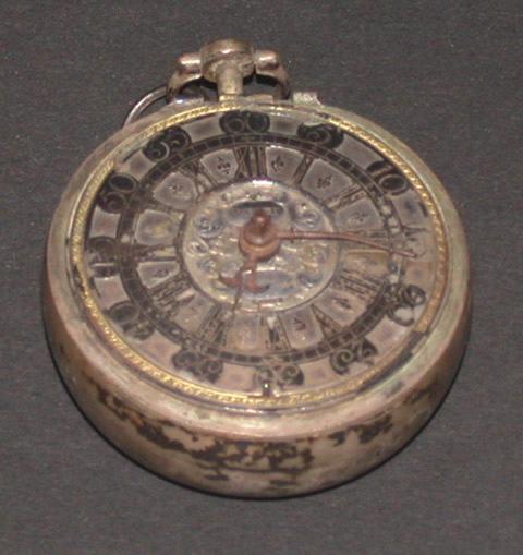 Montre du XVIIè siècle, mouvement par Patard (Londres), émail de Banbourg, boîte aux armes des Orléans.