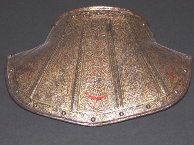 Gorgerin en fer (deux pièces) décoré de bandes longitudinales gravées en creux et dorées sur fond noir avec retraits de couleur rouge