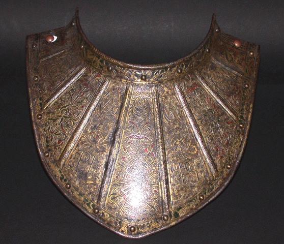 Gorgerin en fer (deux pièces) décoré de bandes longitudinales gravées en creux et dorées sur fond noir avec retraits de couleur rouge