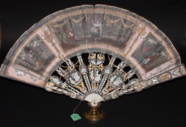 Eventail en ivoire et or