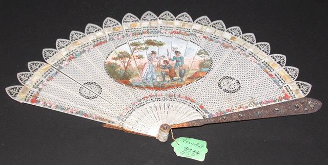 Petit éventail en ivoire ajouré, avec médaillon ovale