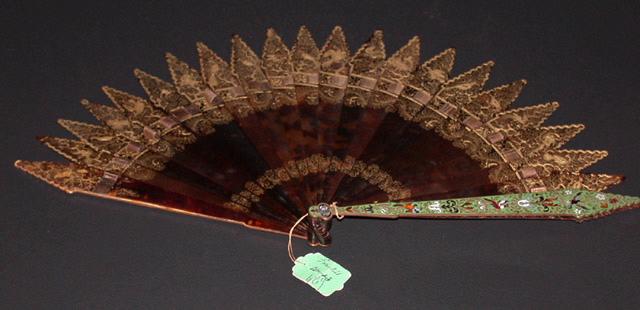 Petit éventail en écaille brune rehaussé d'or.