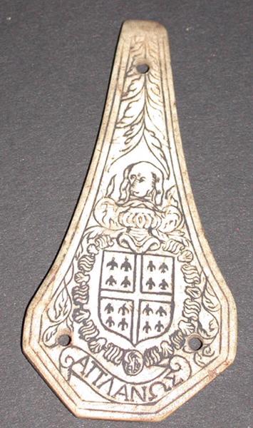 Pièce en os aux armes du connétable Anne de Montmorency accompagné du cimier, le chien et au-dessous la devise 'Aplanos' entourée du collier de l'ordre de saint Michel.