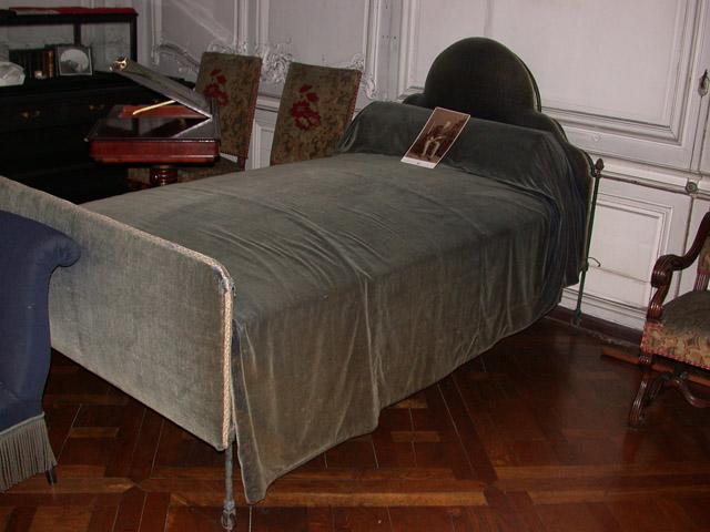 Lit en métal avec couverture de velours bleu