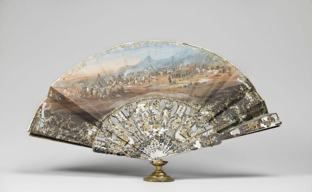 Eventail monture or et ivoire découpé, rehaussée d'un diamant