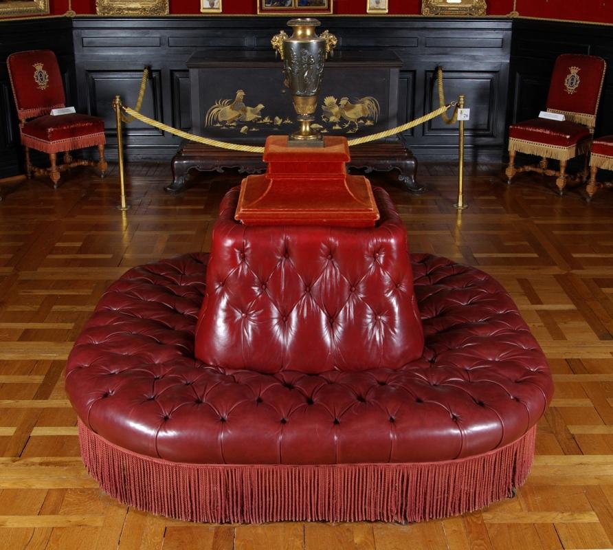 Borne capitonnée de cuir rouge