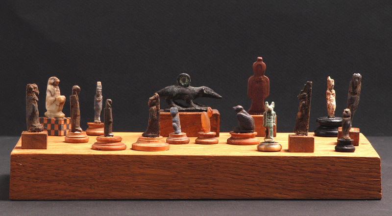 Lot de 16 amulettes