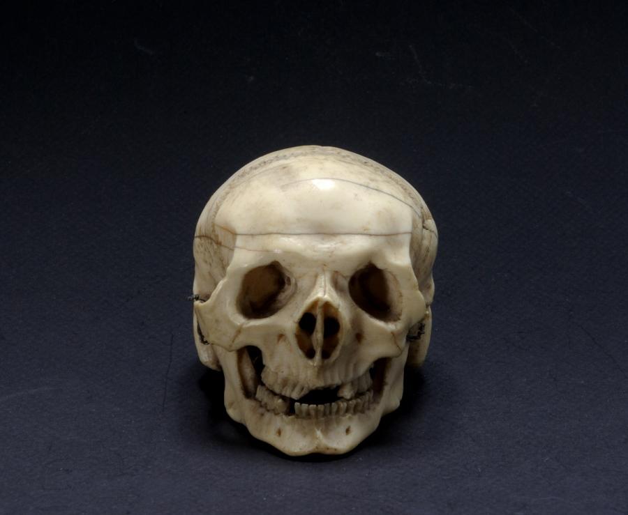 Tête de mort en ivoire, avec la mâchoire articulée