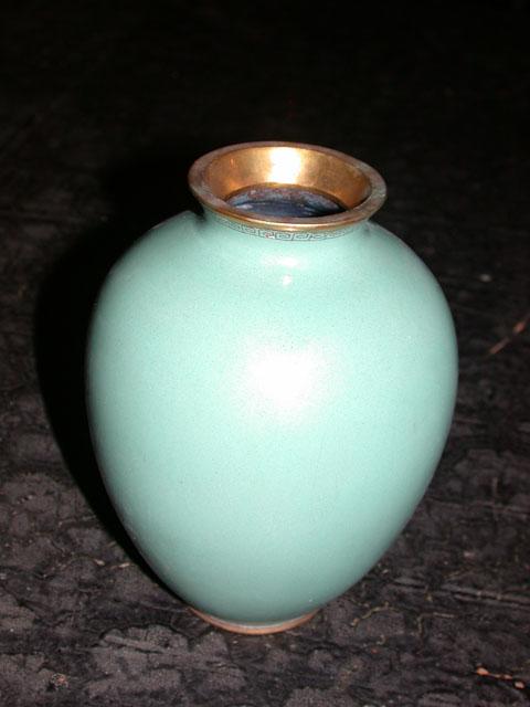 Vase en porcelaine verte, intérieur doré, décor géométrique noir sur le col et le pied faits à la main