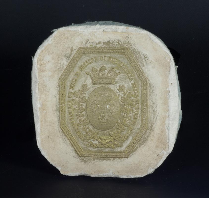 Moulage de plaque métallique aux armes d'Orléans couronnés, inscription : AMMINISTRAZIONE DE BENI IN SICILIA DI SUA ALTEZZA REALE IL DUCA DI AUMALE