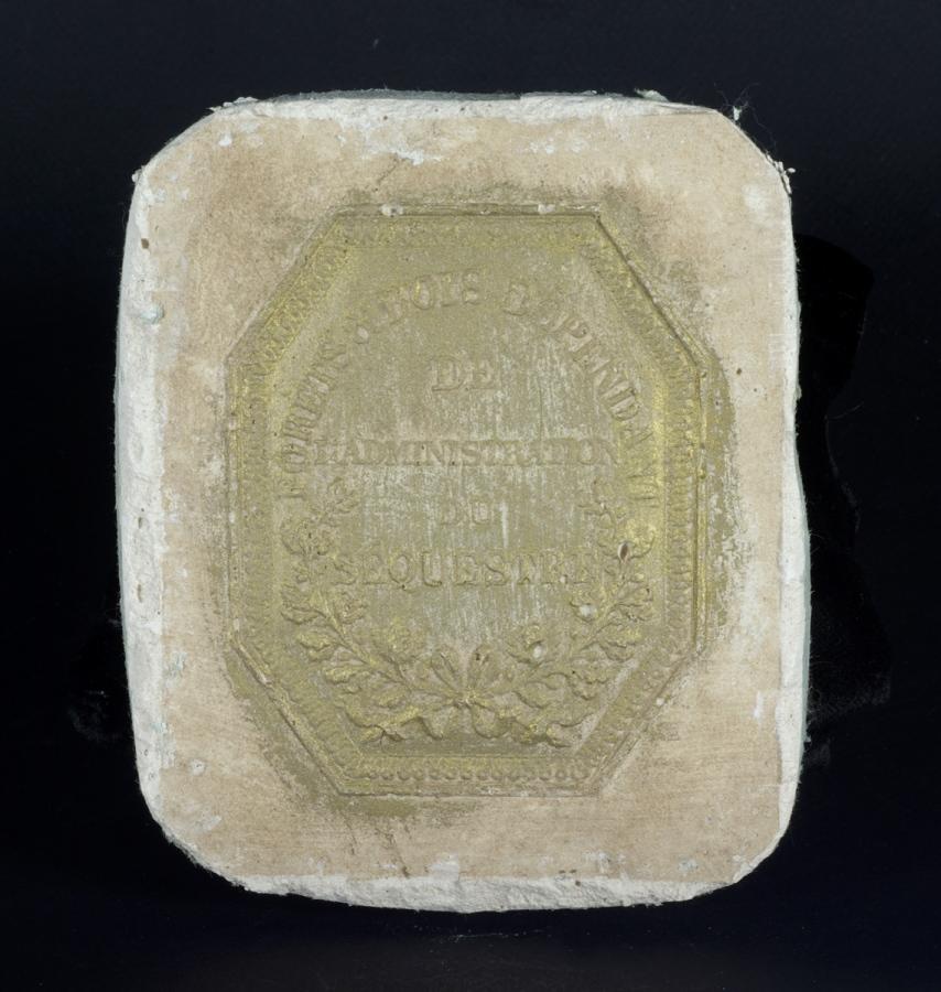 Moulage de plaque métallique avec guirlande de chêne, inscription : FORETS ET BOIS DEPENDANT / DE / L'ADMINISTRATION / DU / SEQUESTRE